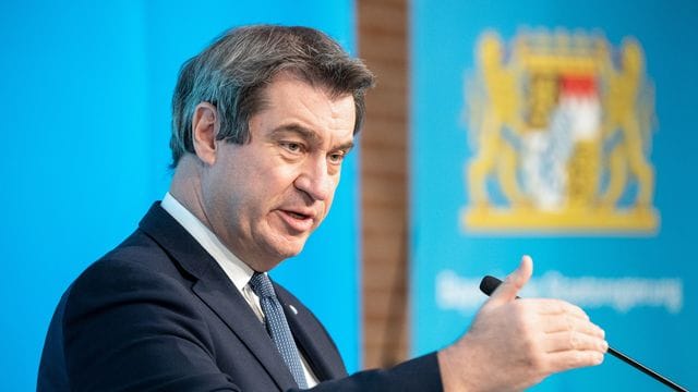 Bayerns Ministerpräsident Markus Söder sprach sich gegen eine vorzeitige Impfung von Profisportlern aus. Bayerns Ministerpräsident Markus Söder sprach sich gegen eine vorzeitige Impfung von Profisportlern aus.