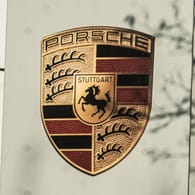 Porschezentrum Berlin (Symbolbild): Laut einem Bericht will der VW-Konzern Porsche an die Börse bringen.