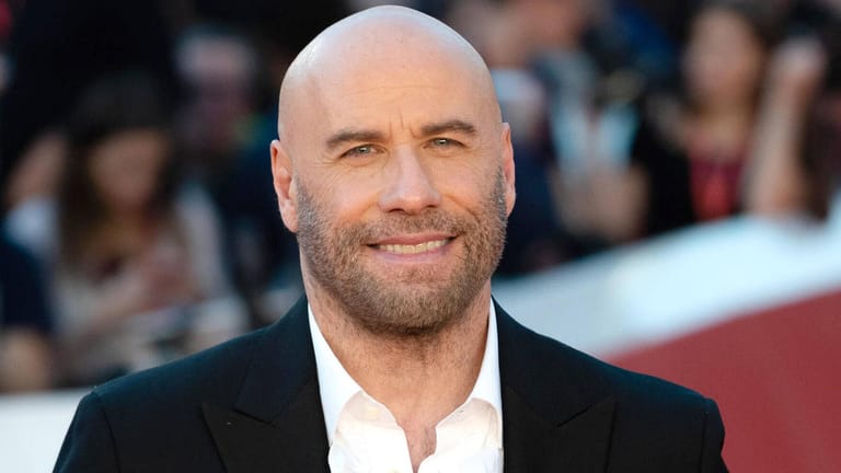 John Travolta: Der Schauspieler zeigt sich seit einiger Zeit mit Glatze.