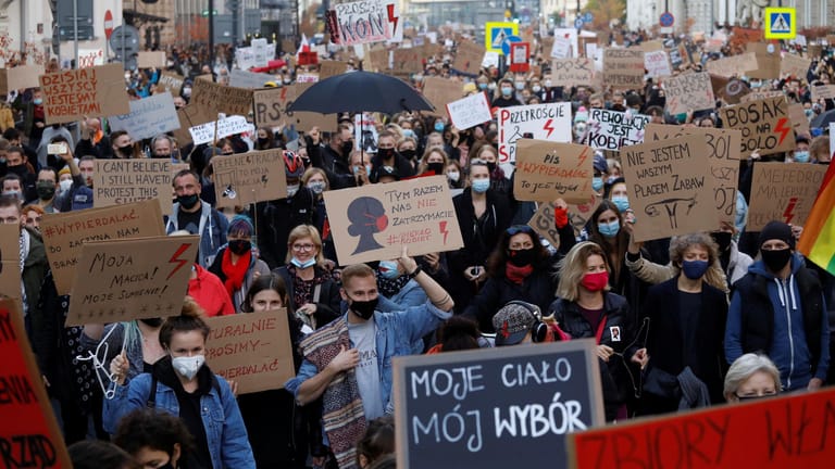 Demos in Polen: Das Abtreibungsgesetz hat Frauen das Recht genommen, über den eigenen Körper zu bestimmen.