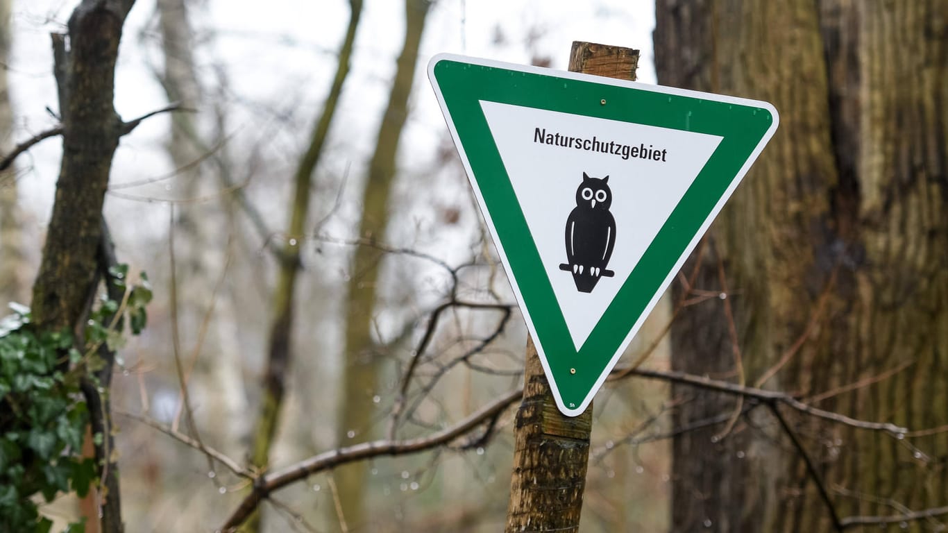 Schild mit der Aufschrift "Naturschutzgebiet": Die EU sieht für über 4.000 deutsche Gebiete keinen hinreichenden Naturschutz (Symbolbild).