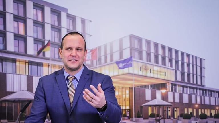 Benjamin Ondruschka, Leiter der Rechtsmedizin am UKE in Hamburg, stellt die Studie zu den Corona-Toten vor: Die Corona-Toten in Hamburg waren im Schnitt 83 Jahre alt.
