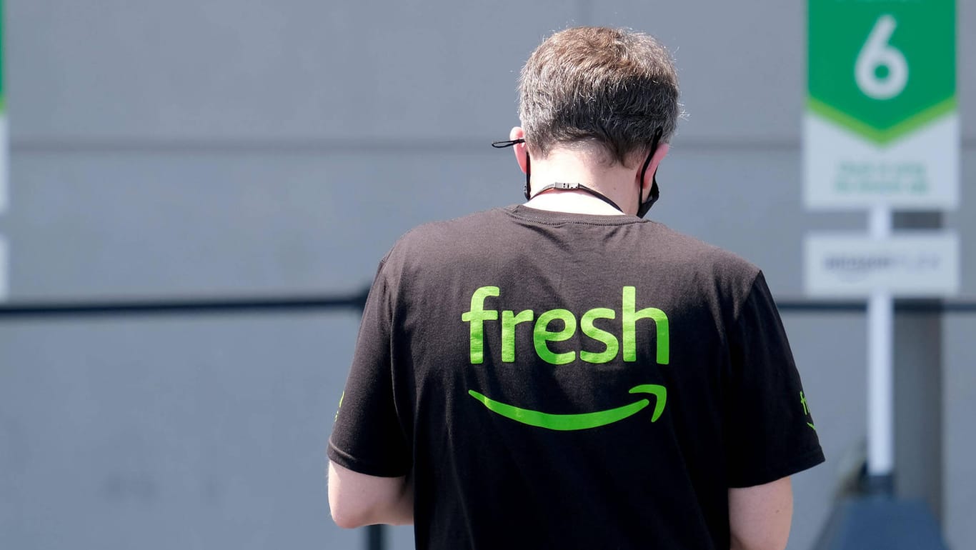 Amazon-Fresh-Mitarbeiter (Symbolbild): Der Lebensmittellieferant muss angeben, woher Obst und Gemüse kommt.