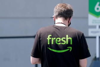 Amazon-Fresh-Mitarbeiter (Symbolbild): Der Lebensmittellieferant muss angeben, woher Obst und Gemüse kommt.