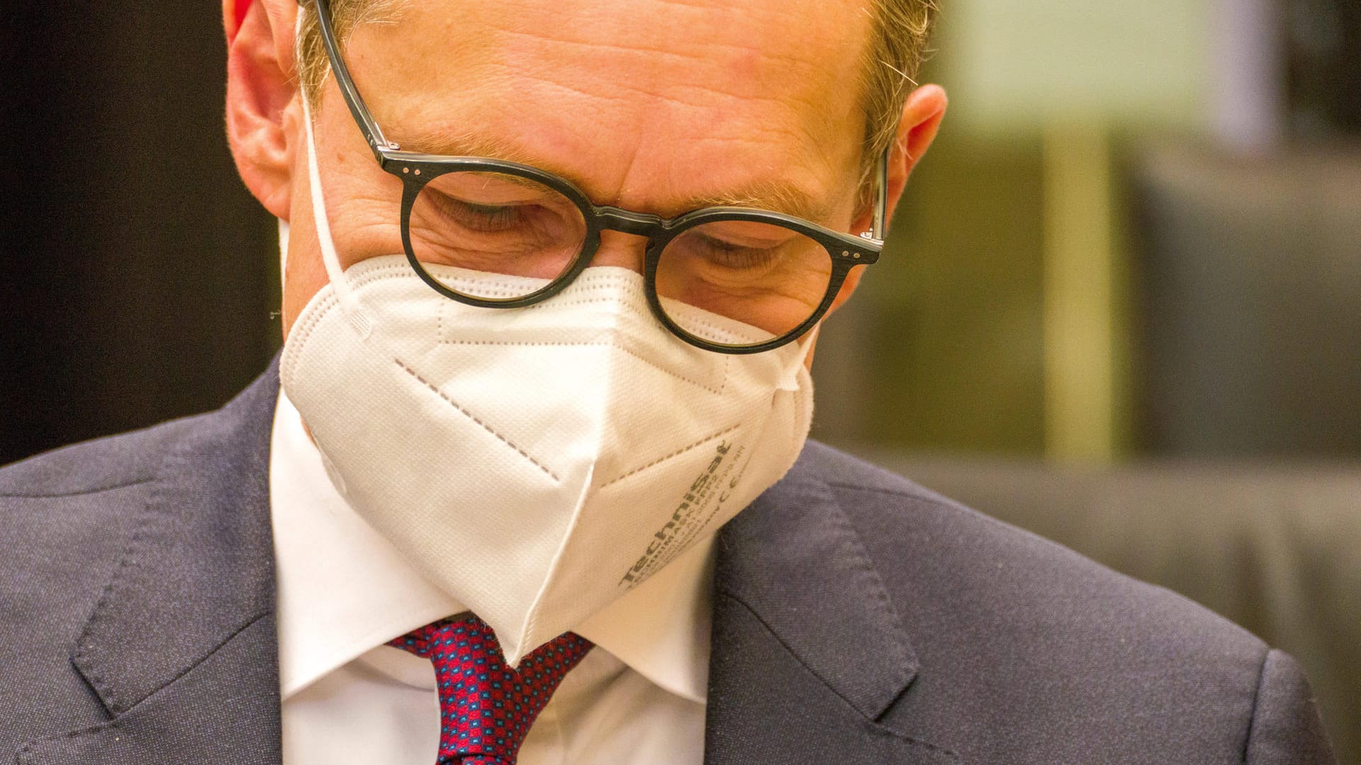 Michael Müller trägt eine Maske (Archivbild): Der regierende Bürgermeister von Berlin will die Impfreihenfolge ändern, sollten sich viele weigern, sich mit dem Astrazeneca-Impfstoff impfen zu lassen.