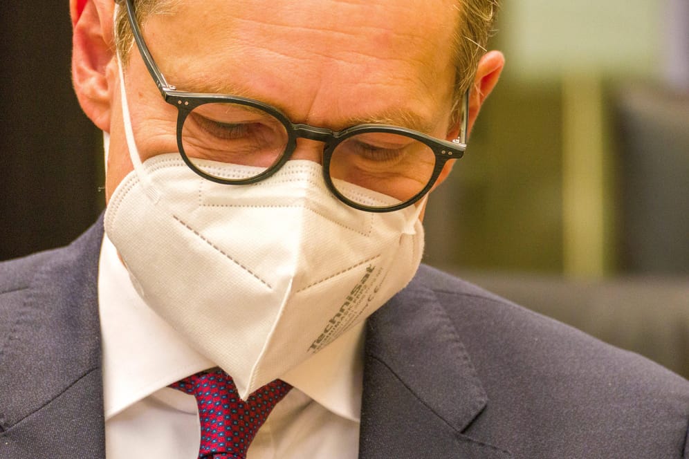Michael Müller trägt eine Maske (Archivbild): Der regierende Bürgermeister von Berlin will die Impfreihenfolge ändern, sollten sich viele weigern, sich mit dem Astrazeneca-Impfstoff impfen zu lassen.