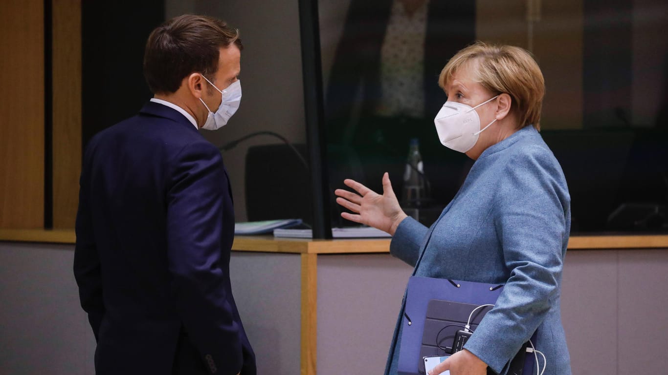 Frankreichs Präsident Emmanuel Macron (l) und Bundeskanzlerin Angela Merkel: Sie fordern, dass reiche Länder vier bis fünf Prozent ihrer Impfdosen an ärmere Länder abgeben.