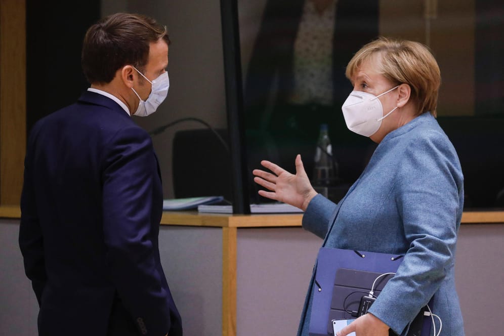 Frankreichs Präsident Emmanuel Macron (l) und Bundeskanzlerin Angela Merkel: Sie fordern, dass reiche Länder vier bis fünf Prozent ihrer Impfdosen an ärmere Länder abgeben.