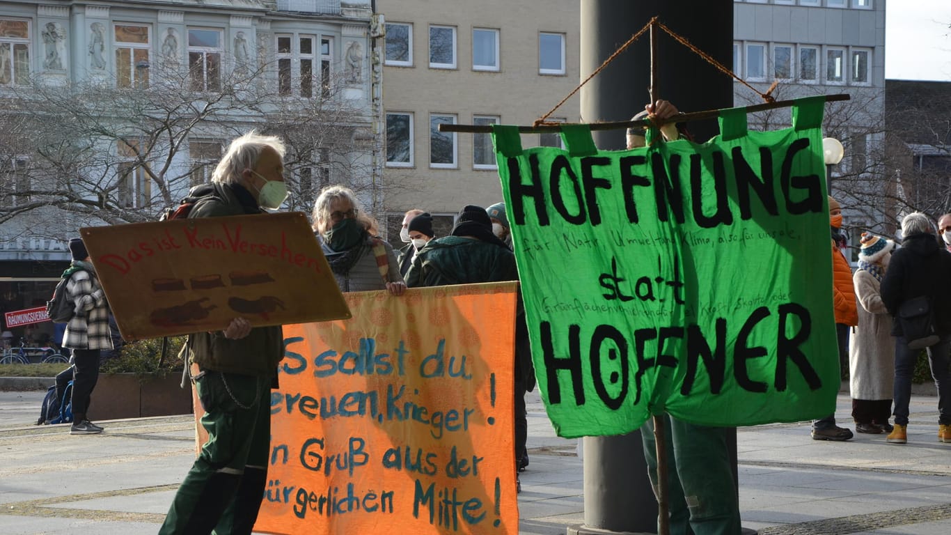 Vor der Ratsversammlung haben Kieler gegen Höffner demonstriert.