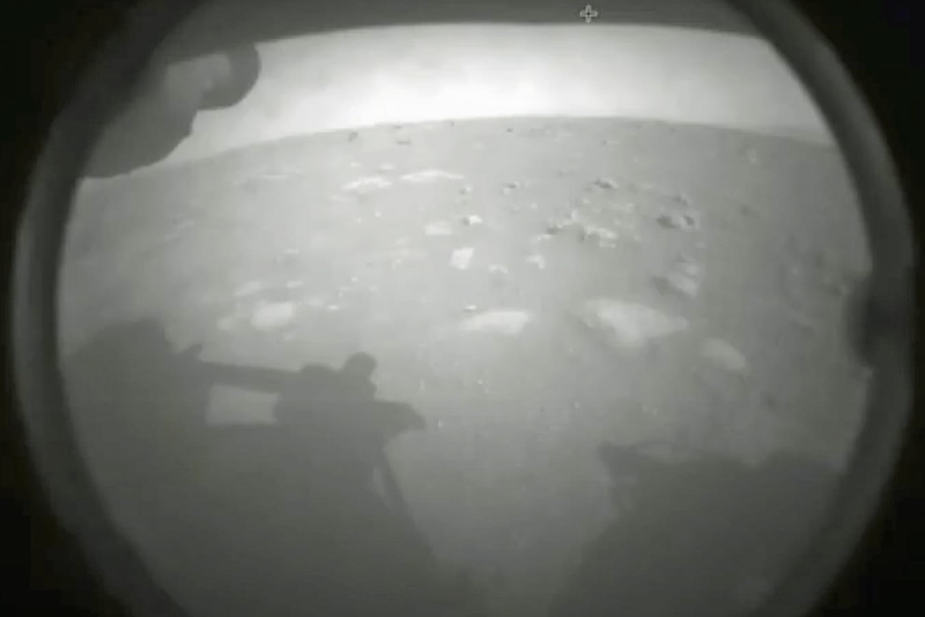 Das erste Bild von "Perseverance" von der Marsoberfläche: Der Nasa-Rover war kurz zuvor dort gelandet.