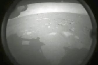 Das erste Bild von "Perseverance" von der Marsoberfläche: Der Nasa-Rover war kurz zuvor dort gelandet.