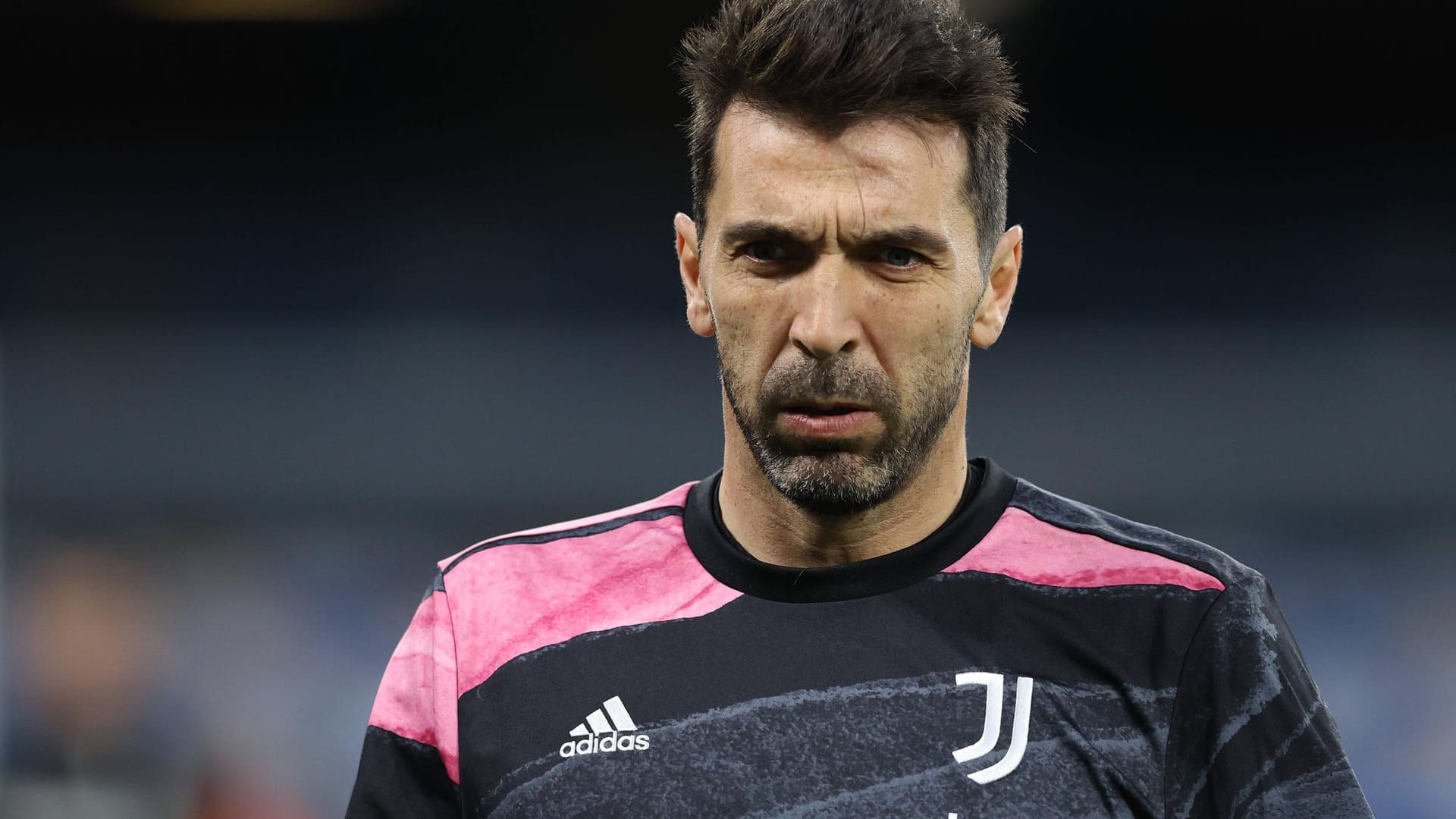 Gianluigi Buffon: Die itatlienische Torhüter-Legende muss in die Tasche greifen.