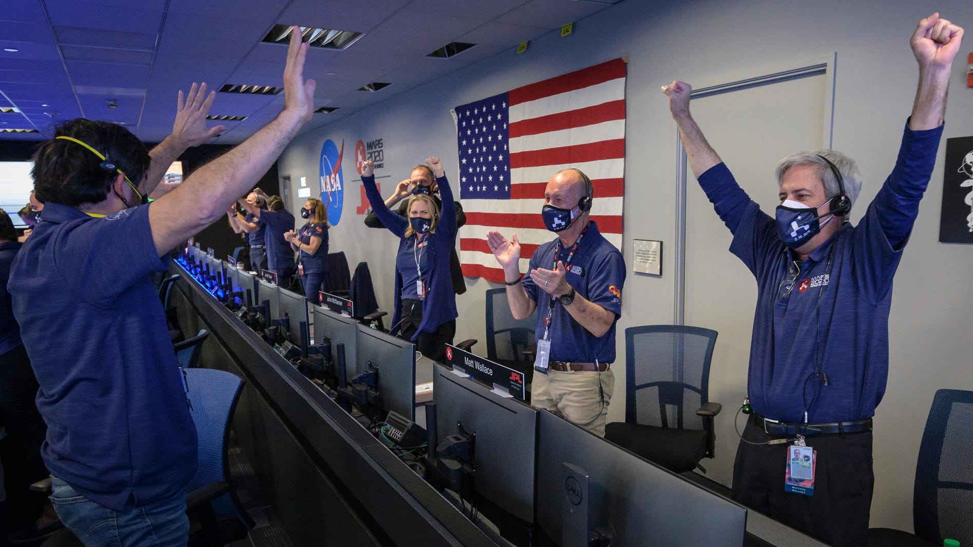 Mitarbeiter des Nasa-"Perseverance"-Teams jubeln: Nach sechs Monaten Reise ist die Landung des Rovers geglückt.