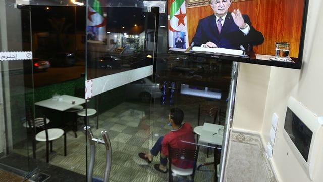 In einer TV-Ansprache kündigt der algerische Präsident Abdelmadjid Tebboune Neuwahlen an. In einer TV-Ansprache kündigt der algerische Präsident Abdelmadjid Tebboune Neuwahlen an.