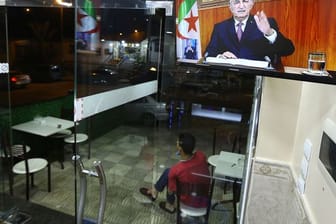 In einer TV-Ansprache kündigt der algerische Präsident Abdelmadjid Tebboune Neuwahlen an.