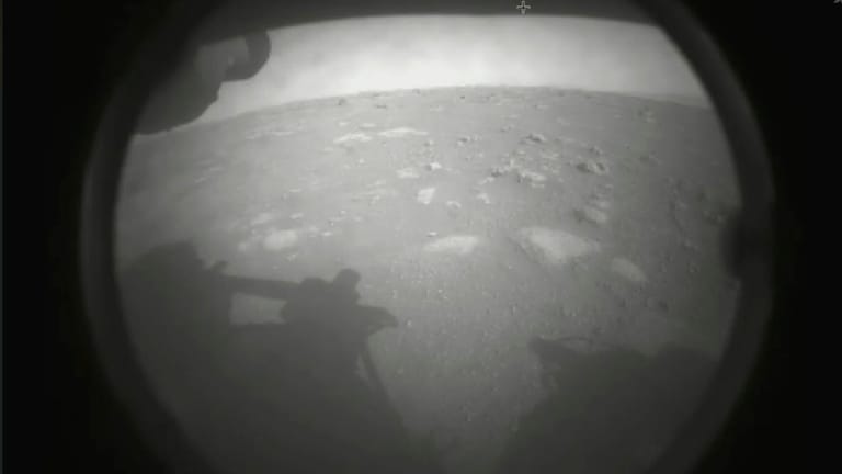 Blick aus der Rover-Linse auf den Mars.
