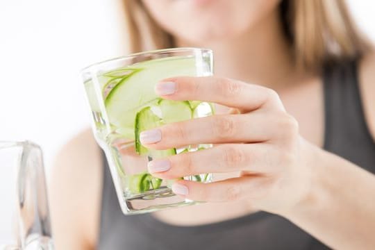 Schön frisch mit Gurke: Klein geschnittenes Gemüse oder Obst gibt Wasser einen Geschmackskick.