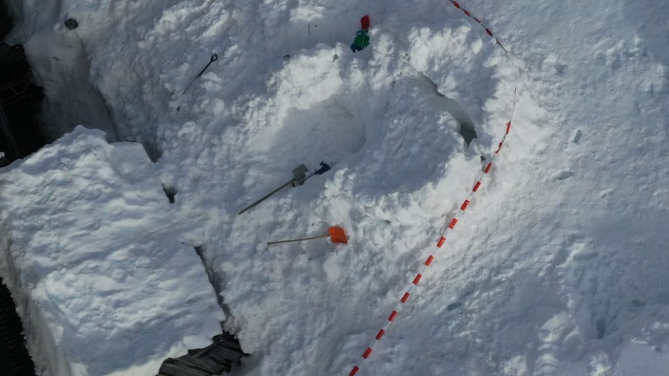 Tarasp: Ein Luftbild zeigt die Reste des Iglus.