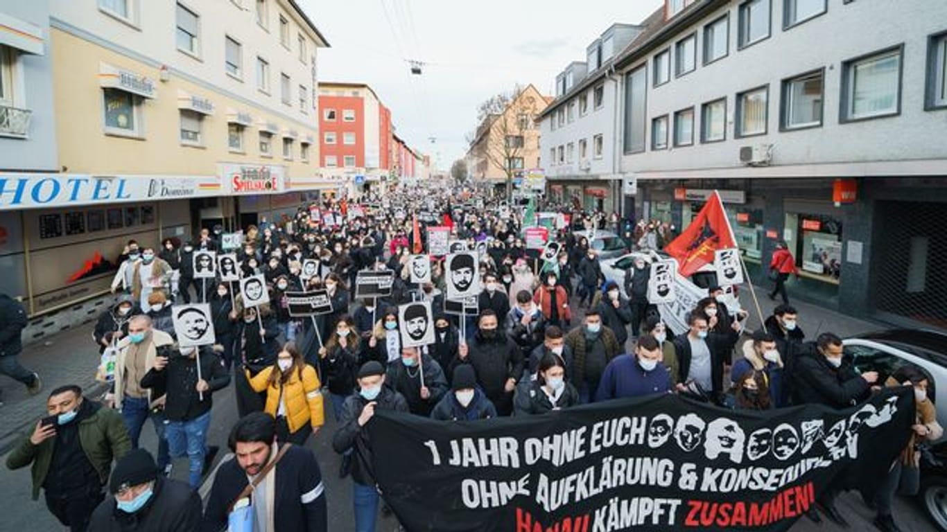 Ein Bündnis Hanauer Jugendorganisationen unter dem Motto "Kein Vergeben - Kein Vergessen - Gemeinsam gegen Rassismus" demonstriert auf dem Marktplatz am Brüder Grimm-Denkmal.