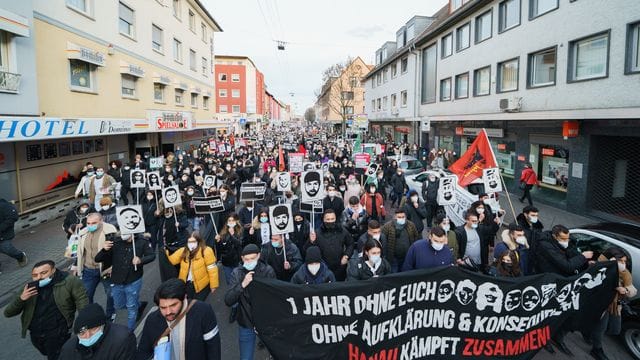Ein Bündnis Hanauer Jugendorganisationen unter dem Motto "Kein Vergeben - Kein Vergessen - Gemeinsam gegen Rassismus" demonstriert auf dem Marktplatz am Brüder Grimm-Denkmal. Ein Bündnis Hanauer Jugendorganisationen unter dem Motto "Kein Vergeben - Kein Vergessen - Gemeinsam gegen Rassismus" demonstriert auf dem Marktplatz am Brüder Grimm-Denkmal.