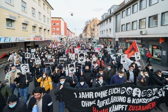 Ein Bündnis Hanauer Jugendorganisationen unter dem Motto "Kein Vergeben - Kein Vergessen - Gemeinsam gegen Rassismus" demonstriert auf dem Marktplatz am Brüder Grimm-Denkmal.