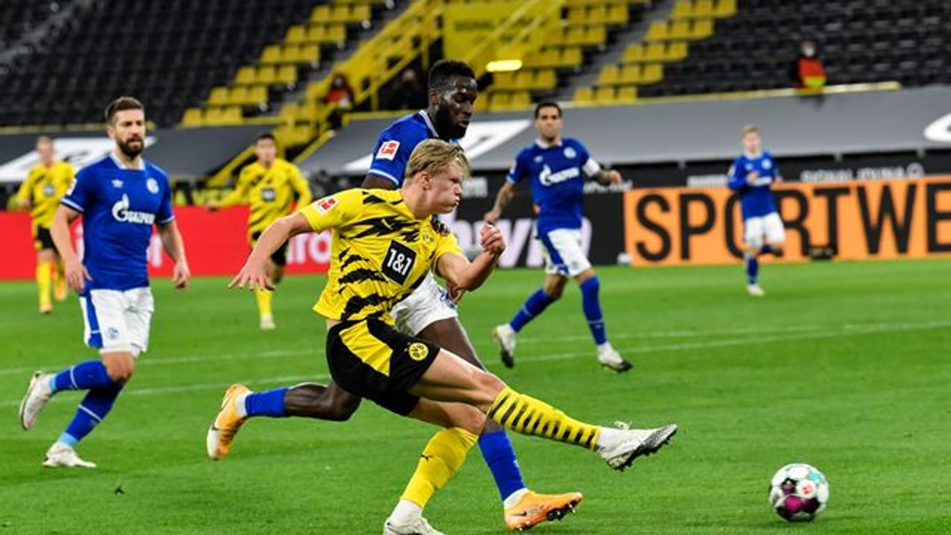 BVB-Torjäger Erling Haaland ist mit Dortmund im Revierderby auf Schalke gefordert.