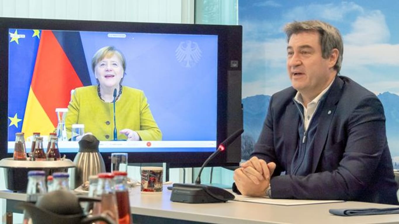 Markus Söder (CSU), Ministerpräsident von Bayern, nimmt in der bayerischen Staatskanzlei an einer Videokonferenz mit Bundeskanzlerin Angela Merkel (CDU) und bayerischen Landräten und Oberbürgermeistern teil.