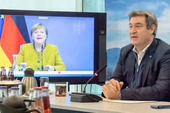 Markus Söder (CSU), Ministerpräsident von Bayern, nimmt in der bayerischen Staatskanzlei an einer Videokonferenz mit Bundeskanzlerin Angela Merkel (CDU) und bayerischen Landräten und Oberbürgermeistern teil.