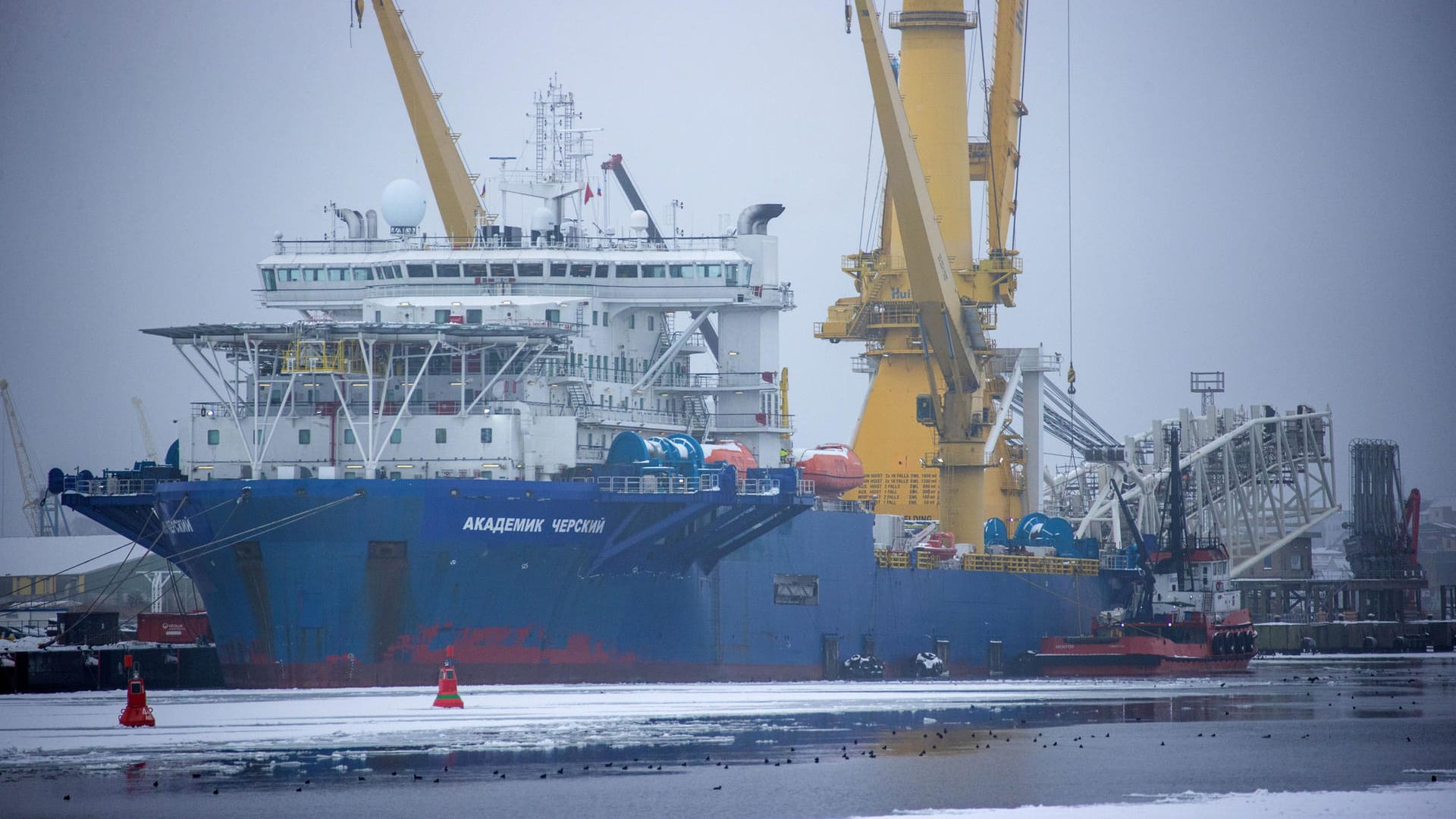 Russisches Verlegeschiff "Akademik Tscherski" im Hafen von Wismar: Die Gaspipeline zwischen Russland und Deutschland ist fast fertig