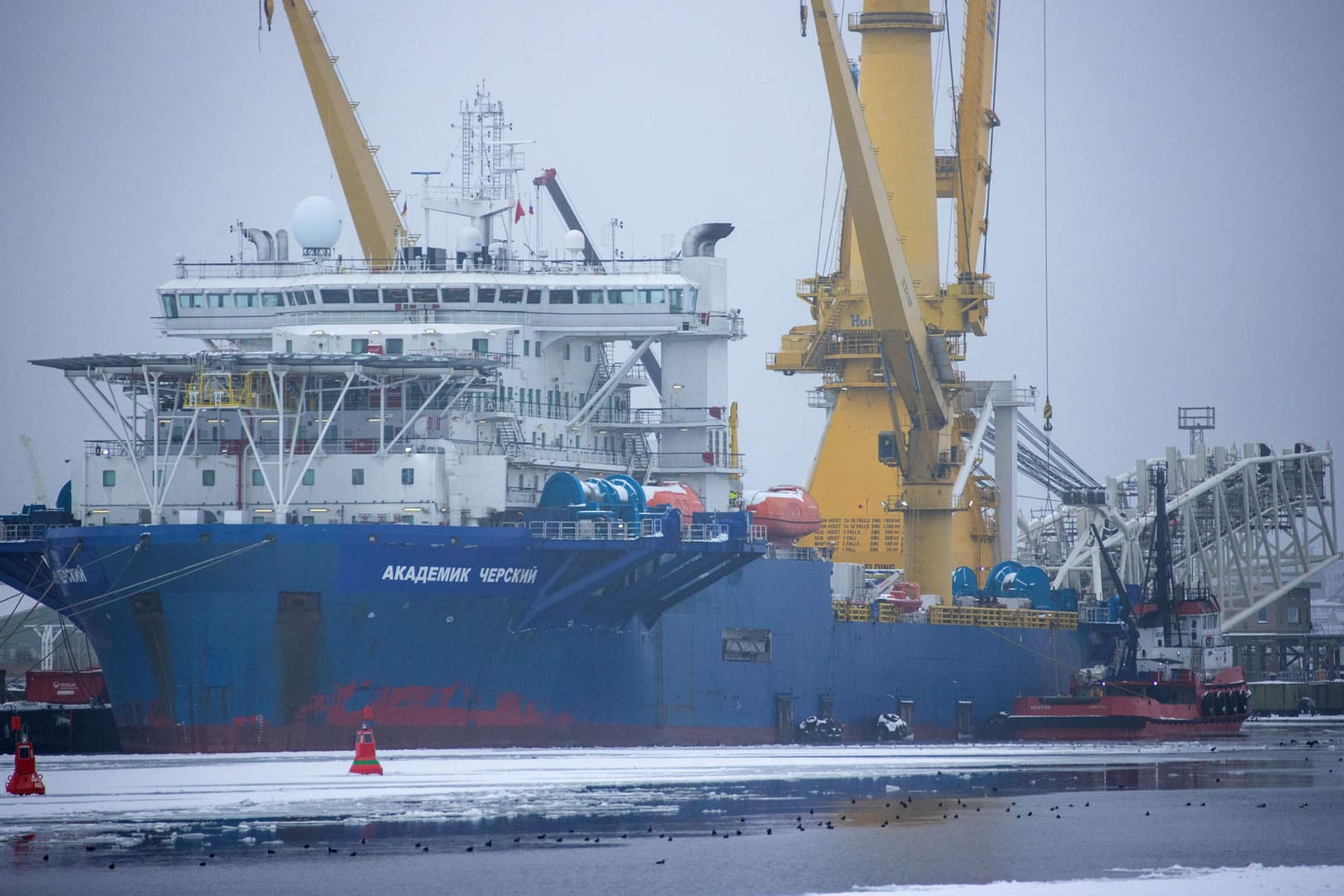 Russisches Verlegeschiff "Akademik Tscherski" im Hafen von Wismar: Die Gaspipeline zwischen Russland und Deutschland ist fast fertig