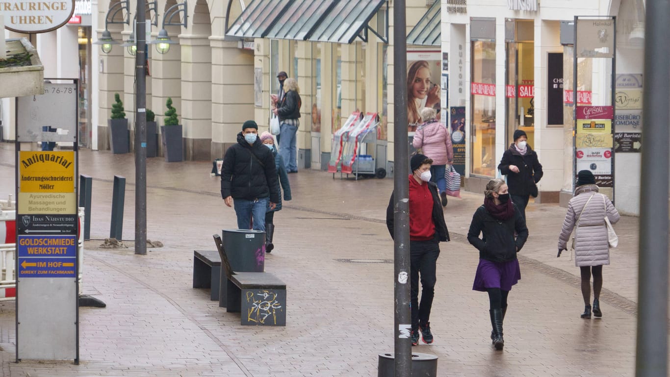 In der Flensburger Fußgängerzone herrscht Maskenpflicht: Das RKI meldet nur noch leicht sinkende Werte.