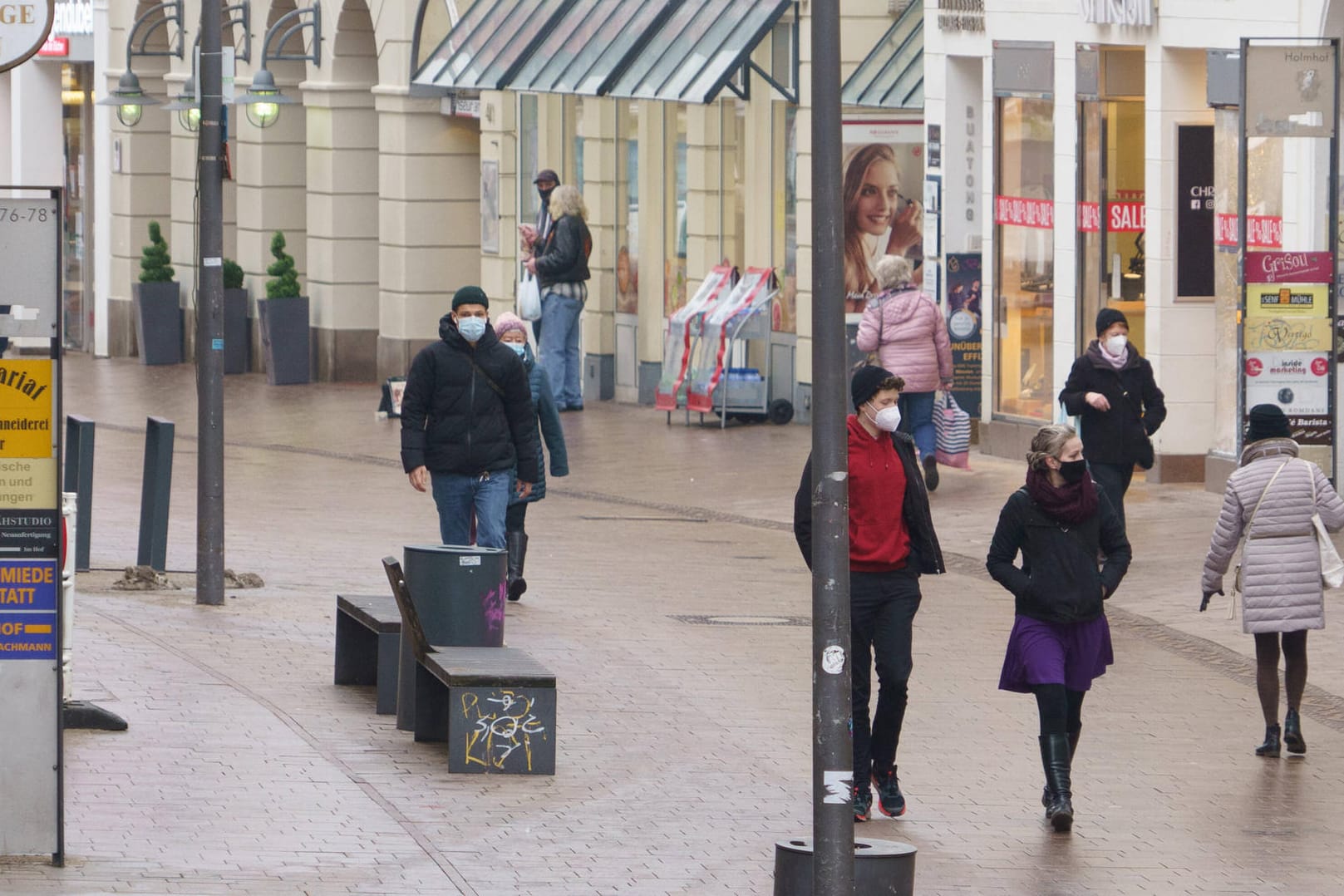 In der Flensburger Fußgängerzone herrscht Maskenpflicht: Das RKI meldet nur noch leicht sinkende Werte.