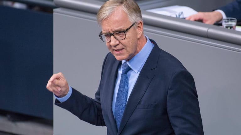 Fraktionschef der Linken, Dietmar Bartsch: Er fordert, dass die Bezüge der Bundesregierung sinken.
