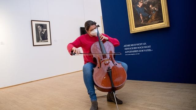 Hanna Weber, Musikerin bei den Bremer Philharmonikern, spielt Cello im Paula Modersohn-Becker Museum. Hanna Weber, Musikerin bei den Bremer Philharmonikern, spielt Cello im Paula Modersohn-Becker Museum.