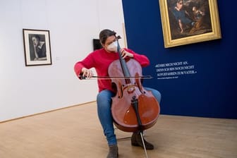 Hanna Weber, Musikerin bei den Bremer Philharmonikern, spielt Cello im Paula Modersohn-Becker Museum.