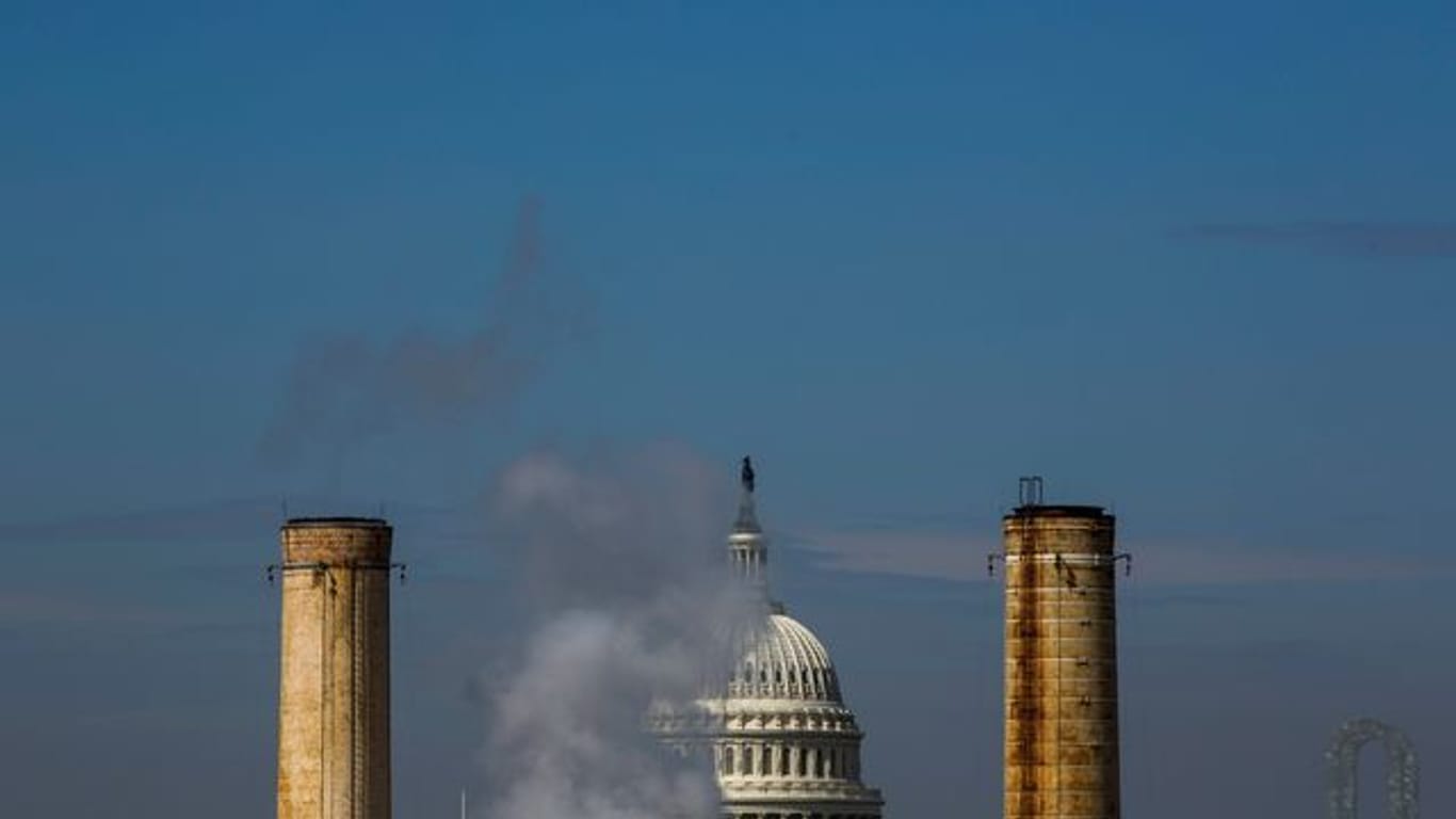 Die Kuppel des Kapitols in Washington, ist hinter den Schornsteinen des einzigen Kohlekraftwerks in der US Hauptstadt sehen.