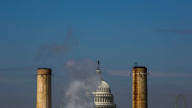 Die Kuppel des Kapitols in Washington, ist hinter den Schornsteinen des einzigen Kohlekraftwerks in der US Hauptstadt sehen. Die Kuppel des Kapitols in Washington, ist hinter den Schornsteinen des einzigen Kohlekraftwerks in der US Hauptstadt sehen.