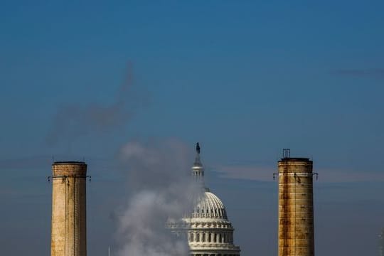 Die Kuppel des Kapitols in Washington, ist hinter den Schornsteinen des einzigen Kohlekraftwerks in der US Hauptstadt sehen.