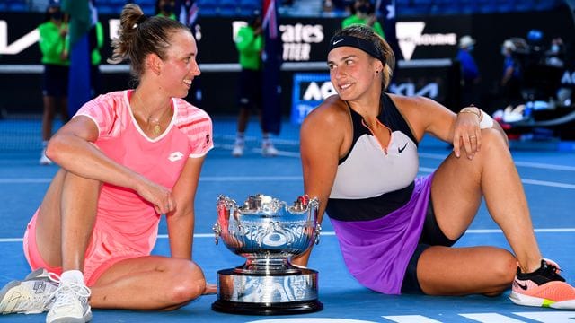 Aryna Sabalenka (r) und Elise Mertens gewannen bei den Australian Open den Doppel-Titel der Damen. Aryna Sabalenka (r) und Elise Mertens gewannen bei den Australian Open den Doppel-Titel der Damen.