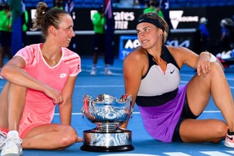 Aryna Sabalenka (r) und Elise Mertens gewannen bei den Australian Open den Doppel-Titel der Damen.