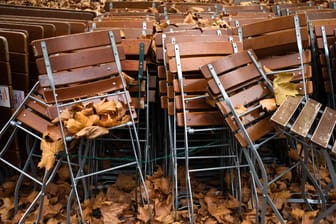 Tische und Stühle eines geschlossenen Biergartens (Symbolbild): Viele Gaststätten bangen wegen Corona um die Existenz.