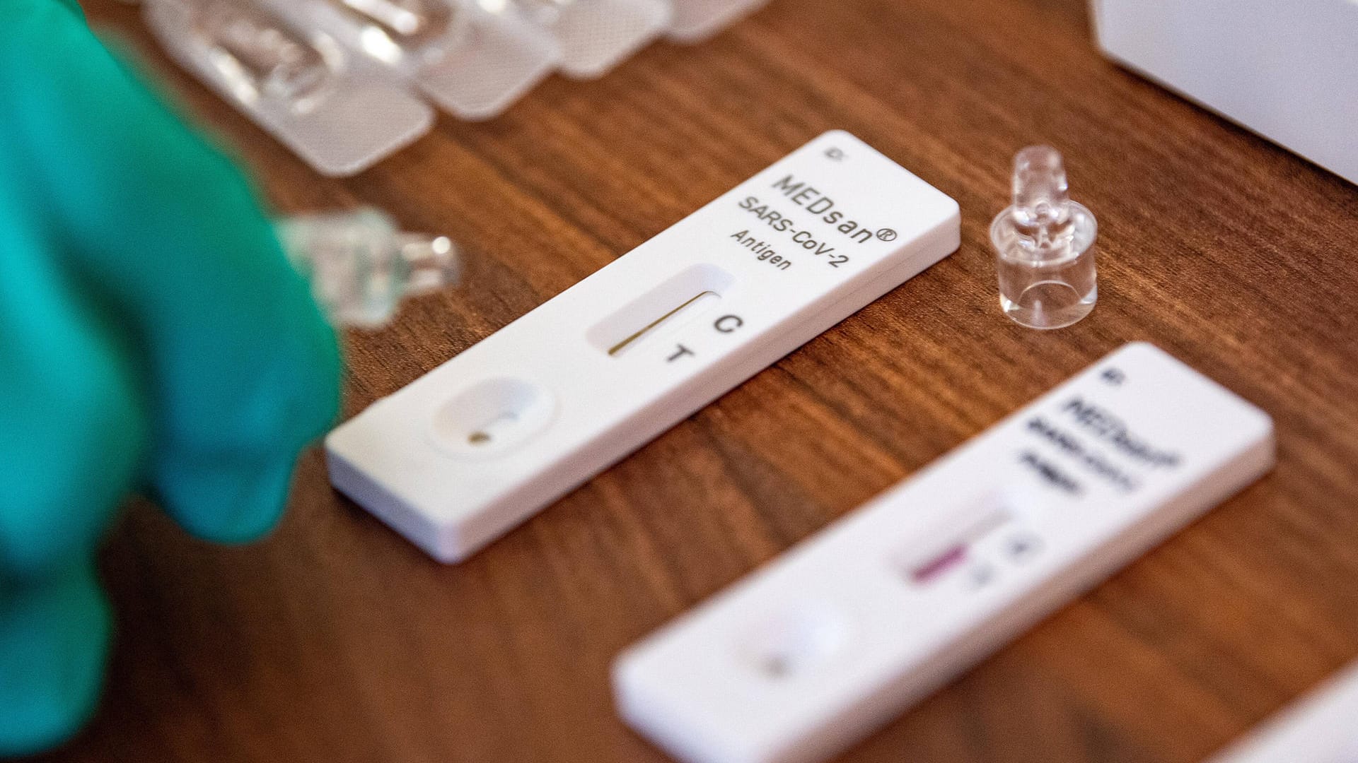 Zwei Antigen-Schnelltests (Symbolbild): Stuttgart ermöglicht Lehrern und Erziehern, sich zweimal pro Woche testen zu lassen. Zwei Antigen-Schnelltests (Symbolbild): Stuttgart ermöglicht Lehrern und Erziehern, sich zweimal pro Woche testen zu lassen.