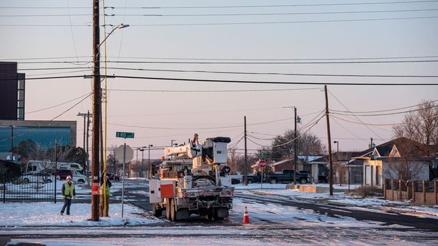 Elektriker arbeiten in Odessa an der Wiederherstellung der Stromversorgung nach einem Wintersturm. Elektriker arbeiten in Odessa an der Wiederherstellung der Stromversorgung nach einem Wintersturm.