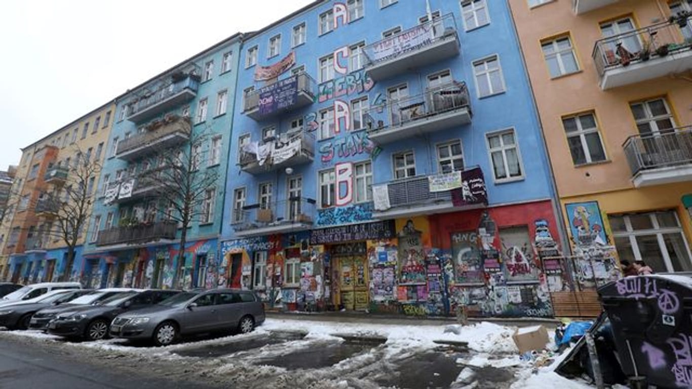 Das teilweise von Linksradikalen besetzten Haus in der Rigaer Straße 94: Im vergangenen Jahr hat es 717 Polizeieinsätze dort gegeben.