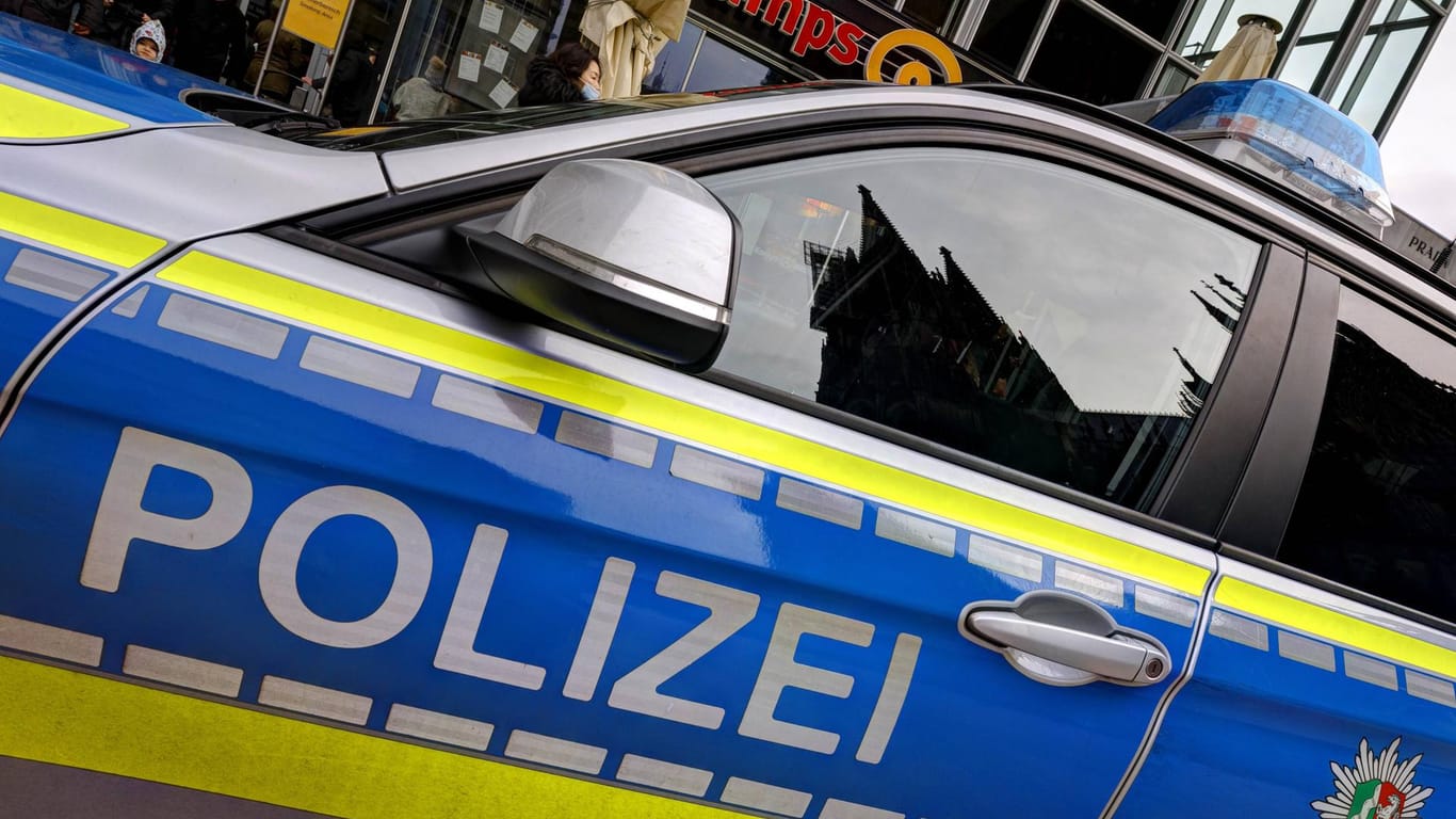 Ein Polizeiauto am Kölner Hauptbahnhof (Archivbild): Nach einem Raubüberfall im Hauptbahnhof fahndet die Polizei nun mit Bildern der Überwachungskamera nach dem Täter.