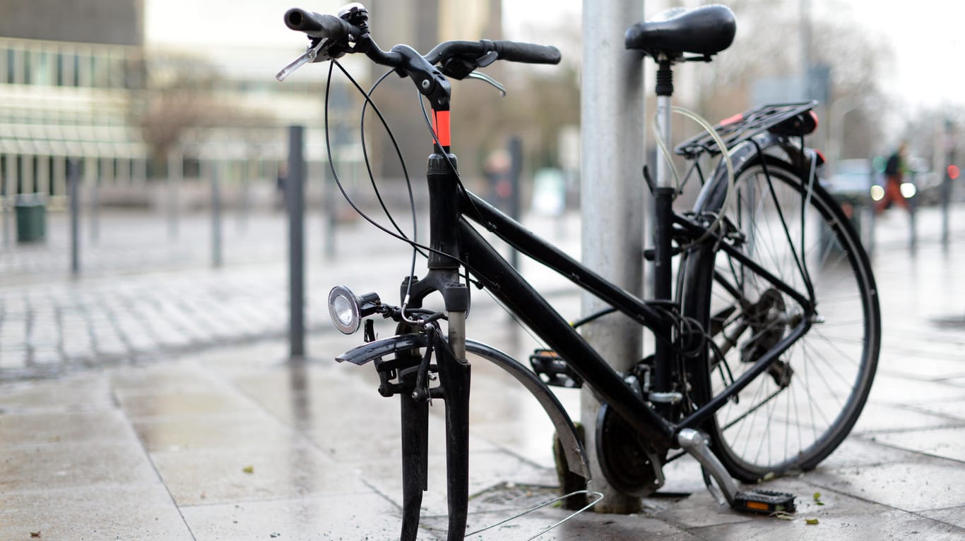 Beschädigtes E-Bike: Manche Fahrradversicherungen kommen auch für Vandalismusschäden auf.