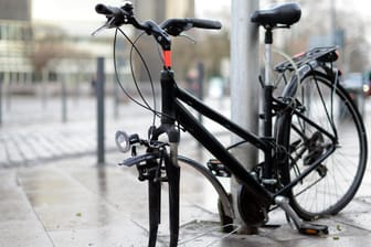 Beschädigtes E-Bike: Manche Fahrradversicherungen kommen auch für Vandalismusschäden auf.