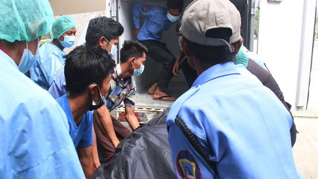 Der Leichensack mit den sterblichen Überreste einer jungen Frau wird in Naypyitaw in einen Transporter gelegt. Der Leichensack mit den sterblichen Überreste einer jungen Frau wird in Naypyitaw in einen Transporter gelegt.