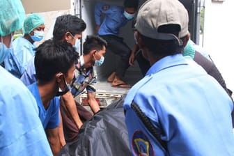 Der Leichensack mit den sterblichen Überreste einer jungen Frau wird in Naypyitaw in einen Transporter gelegt.