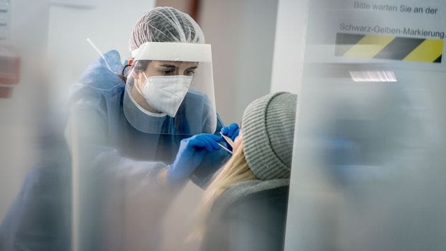 Medizinisch geschultes Personal nimmt in einer Galerie in Berlin-Mitte einen Mund- und Nasenabstrich für einen Corona-Schnelltest. Medizinisch geschultes Personal nimmt in einer Galerie in Berlin-Mitte einen Mund- und Nasenabstrich für einen Corona-Schnelltest.